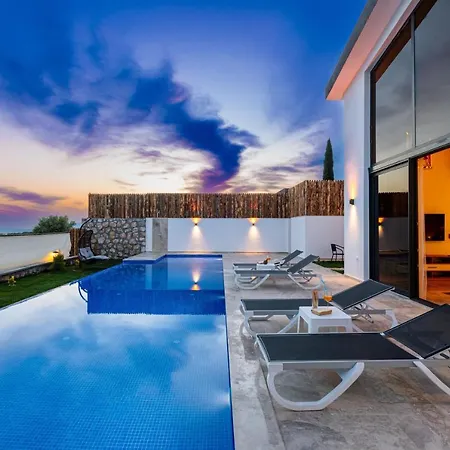 Yakut Kalkan'da Jakuzili Muhafazakar Balayi Villasi Apartament Kaș