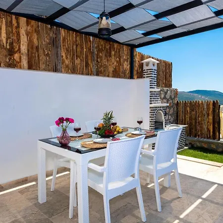 Yakut Kalkan'da Jakuzili Muhafazakar Balayi Villasi Apartament